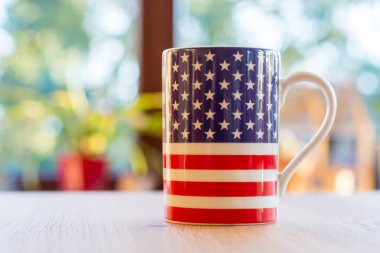 Bir kupa tarihinde Amerika Birleşik Devletleri bayrağı yakın çekim ve blurr