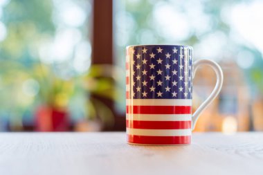 Bir kupa tarihinde Amerika Birleşik Devletleri bayrağı yakın çekim ve blurr