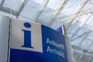 Airp, İngilizce ve Almanca gelenler tabelaya mavi bilgi