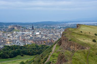 Hollyrood park ve Arthur'un koltuk Edinburgh, Scotl Manzaralı