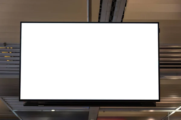 天井からぶら下がっている空白の広告スペース スクリーン — ストック写真