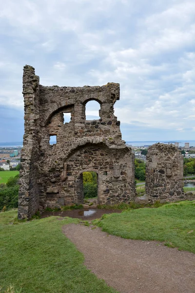 Las ruinas de la capilla de San Antonio en el parque Hollyrood cerca de Edimburgo —  Fotos de Stock