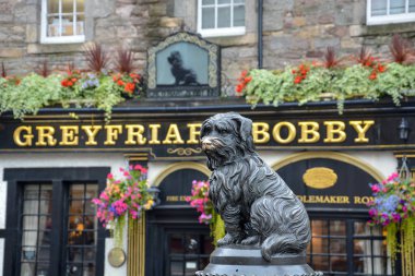 Edinburgh, Iskoçya-25 Eylül 2017: köpek gri heykeli