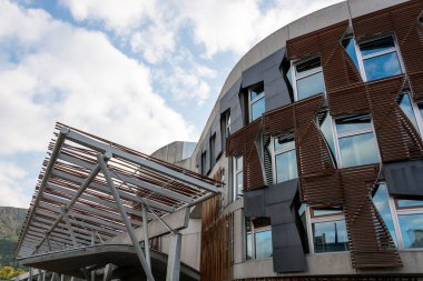 Edinburgh 'da bulutlar ile modern Iskoç Parlamentosu