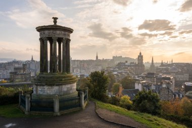 Calton Hill Dugald Stewart heykel sabrıyla Edinburgh Manzaralı 