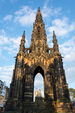Landmark Scott anıt Edinburgh öğleden sonra güneşin
