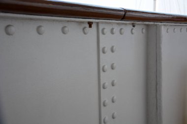 Bir gemide metal vidalar ile beyaz korkulukları