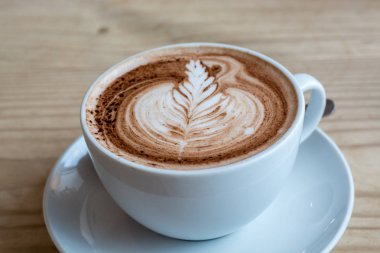 Bir yaprak şeklinde krem ile sıcak çikolata