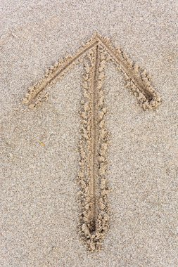 Ok yukarıdan kum çizilmiş