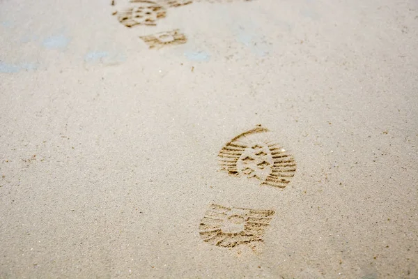 Fußabdrücke von Schuhen im Sand von vorne — Stockfoto