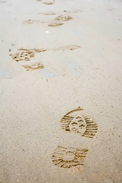 Fußabdrücke von Schuhen im Sand von vorne — Stockfoto