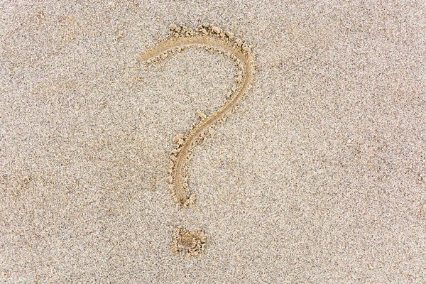 Fragezeichen von oben in den Sand gesetzt — Stockfoto