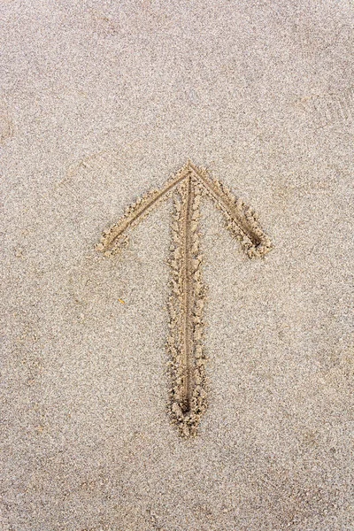Pfeil von oben in den Sand gezogen — Stockfoto