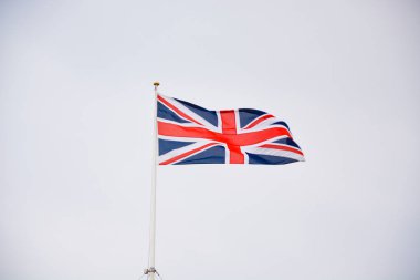 Bir kutup ve mavi gökyüzü üzerinde İngiltere bayrağı