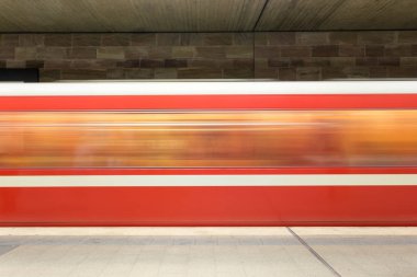 Geçmiş gelecek yeraltı metro kırmızı ve beyaz hareketli