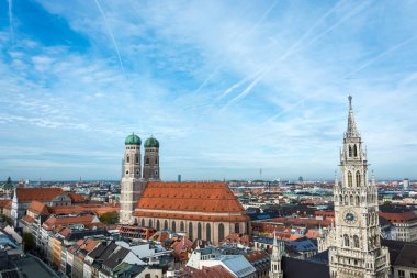 Frauenkirche ve Marienplatz belediye binasında havadan görünümü