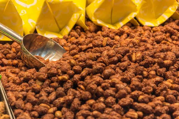 Kavrulmuş ve karamelize badem bir Noel Pazar