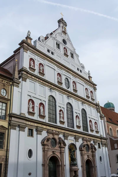 Εκκλησία του Αγίου Μιχαήλ στο Μόναχο από την πλευρά — Φωτογραφία Αρχείου
