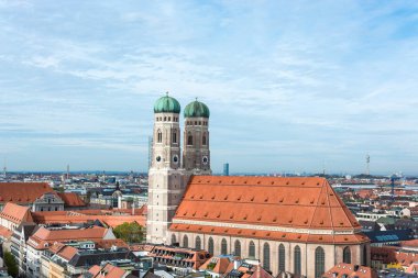 Frauenkirche ve Şehir Merkezi yakınındaki Marienplatz içinde havadan görünümü 