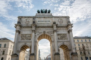Münih, Almanya ile güneşin arkasında Siegestor