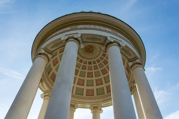 Monopteros templo en el Jardín Inglés en Munich, Alemania desde —  Fotos de Stock