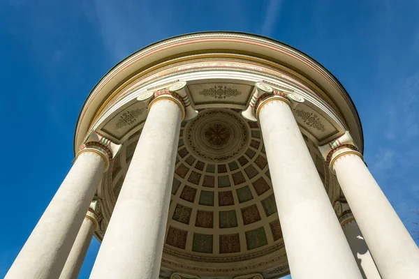 Monopteros templo en el Jardín Inglés en Munich, Alemania con —  Fotos de Stock