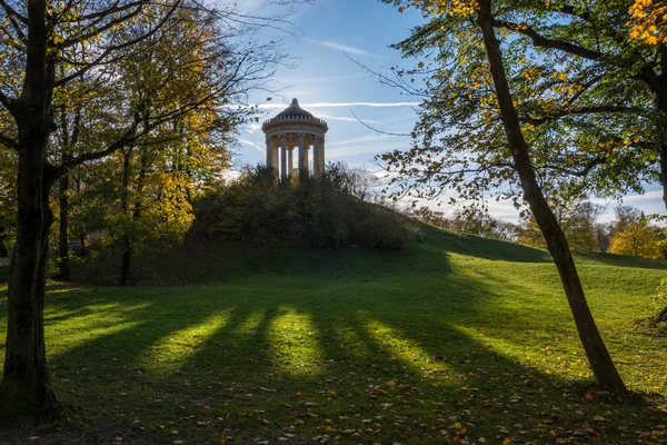 Monopteros templo en el Jardín Inglés en Munich, Alemania con — Foto de Stock