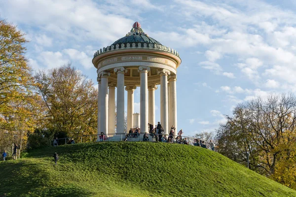 MUNICH, ALEMANIA - 3 de noviembre de 2017: Templo de los Monopteros en el Ing. — Foto de Stock