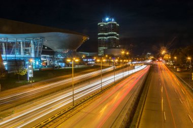 Münih, Almanya - 3 Kasım 2017: Bmw Welt ve geceleri Kulesi 