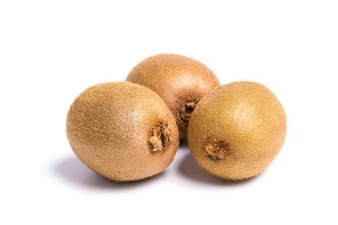 Beyaz zemin üzerinde üç tüm kivi