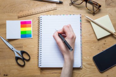 Boş bir not etmek üstünde kalem ve diğer aksesuarları ile yazılı bir 