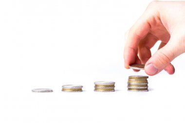 Beyaz arka plan kavramı içinde demir yığını bozuk para koymak