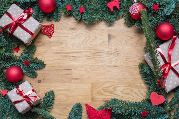 Cadre de fond de Noël avec branches de sapin et autres décorations — Photo