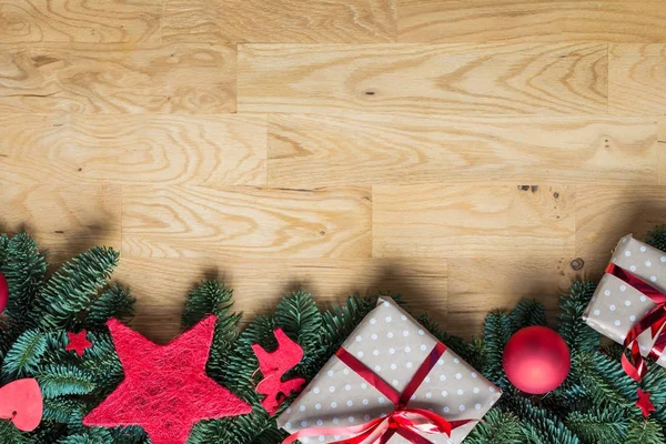 Kerstmis achtergrond rand aan de onderkant met spar takken en — Stockfoto