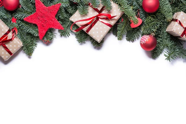 Kerstmis achtergrond rand aan de bovenkant met spar takken en oth — Stockfoto