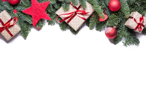 Різдвяний фон кордону зверху з ялинковими гілками та іншими — стокове фото
