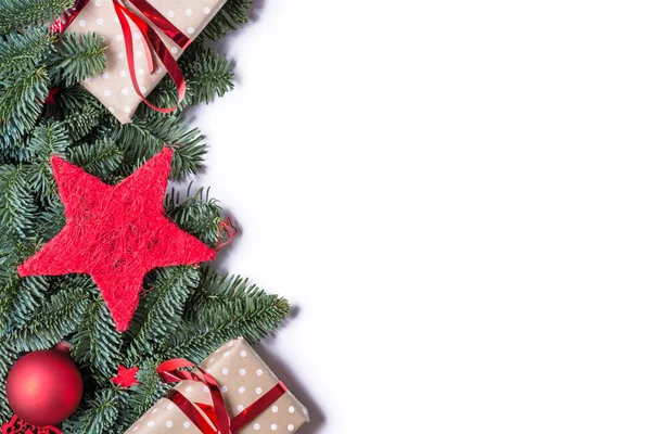 Weihnachten Hintergrund Rand auf der linken Seite mit Tannenzweigen a — Stockfoto