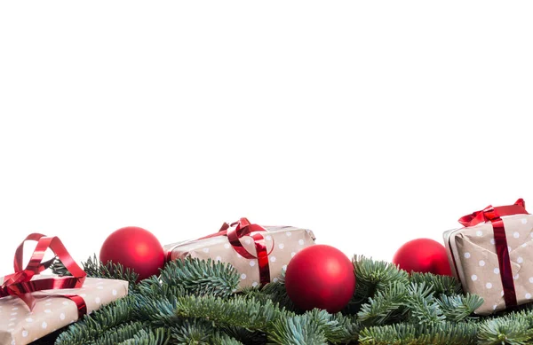 Noel hediyeleri ve çam dalları ile kopya alanı üzerinde kırmızı ampul