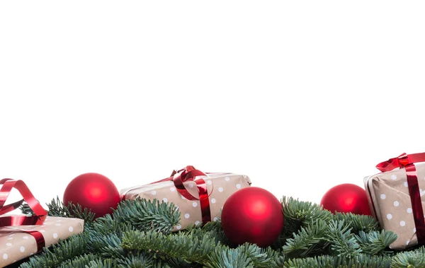 Kerstcadeaus en rode bollen op fir takken met kopie ruimte — Stockfoto