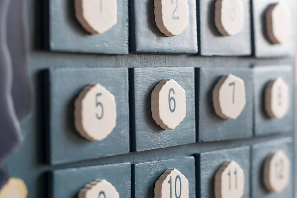 Calendario azul de adviento de cerca desde el lado —  Fotos de Stock