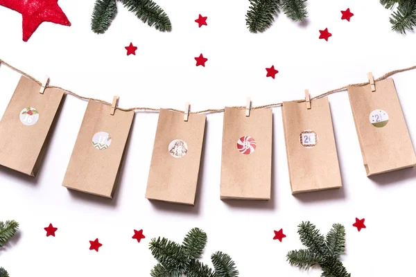 Ručně vyráběné vrtal Adventní kalendář s papírové tašky a nálepky w — Stock fotografie
