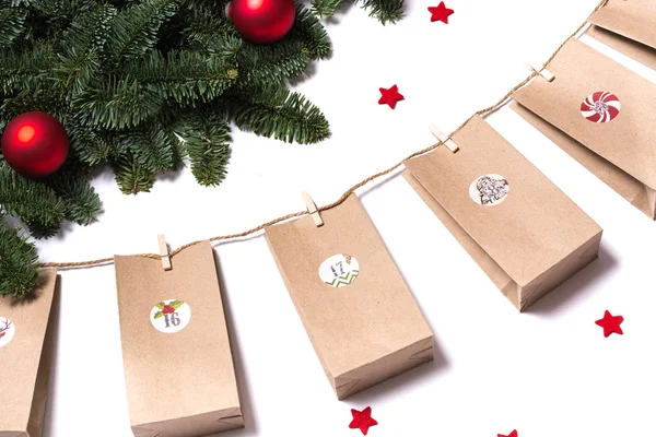 Kağıt torba ve çıkartmalar h ile el yapımı tinkered varış takvimi