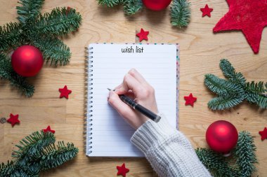 Üzerinde bir not defteri Noel de ile Noel için bir dilek listesi yazma