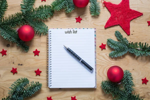 Listy życzeń na Boże Narodzenie w Notatniku z ozdób choinkowych — Zdjęcie stockowe