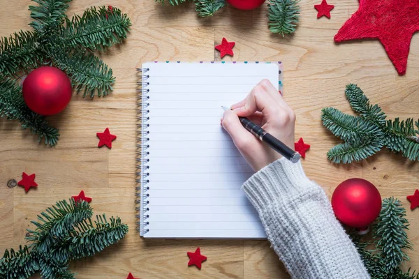 Yılbaşı süsleri ve köknar b ile boş bir not defteri yazma