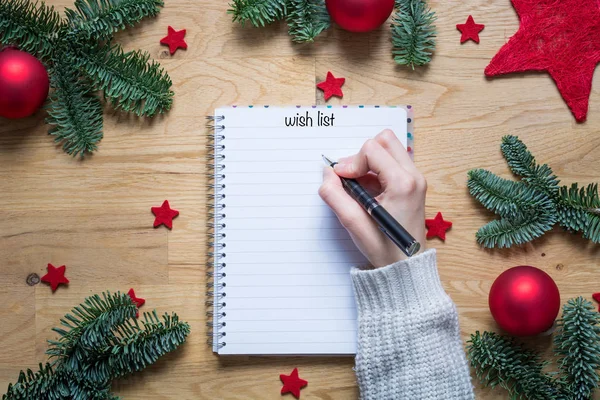 Pisanie na liście życzeń na Boże Narodzenie w Notatniku z Boże Narodzenie de — Zdjęcie stockowe