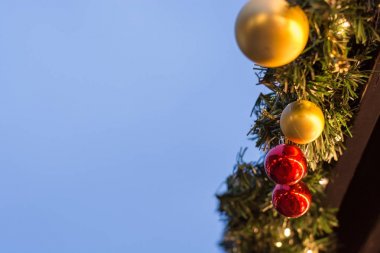 Bir Noel Pazar kopya alanı ile bir stand üzerinde birkaç baubles