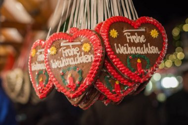 Merry Christmas adlı bir Chr gingerbread kalpler üzerinde Almanca yazılmış
