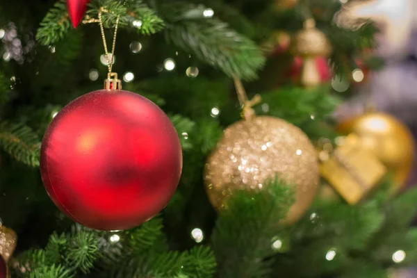 Κοντινό κόκκινο στολίδι που κρέμεται από ένα χριστουγεννιάτικο δέντρο — Φωτογραφία Αρχείου