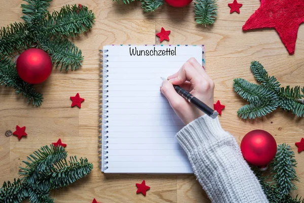 Pisanie na liście życzeń na Boże Narodzenie w języku niemieckim w Notatniku z Ch — Zdjęcie stockowe